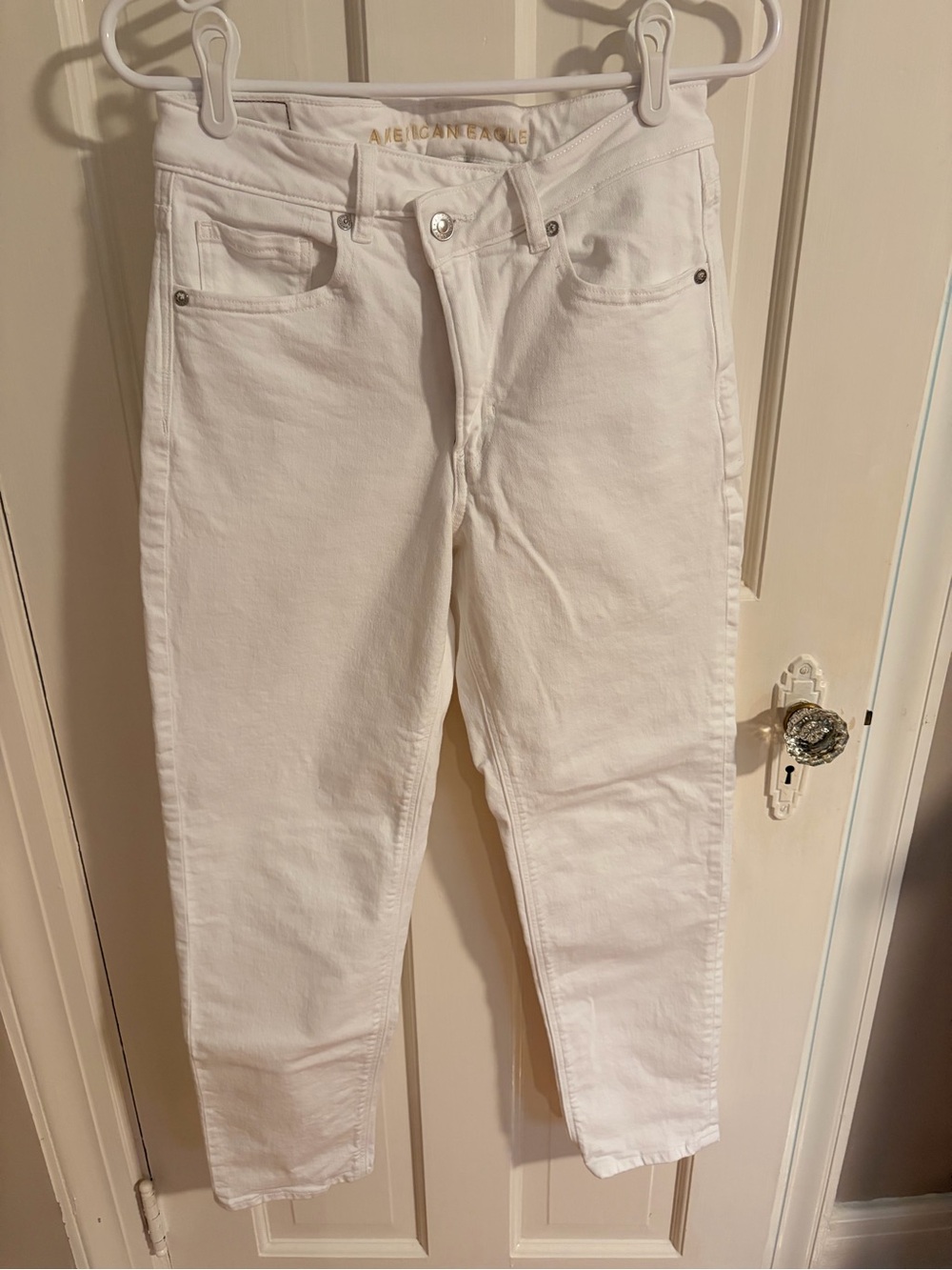 American Eagle White High-Rise Denim Jeans “mom jeans” 6